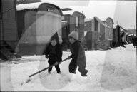 Schaustellerbetrieb im Winterlager; spielende Kinder 1942 