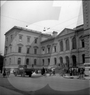 Genf: StudentInnen am Eingang der Universität; 1947