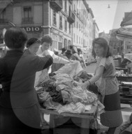 Flohmarkt in Genf, Frauen begutachten Weisswaren; 1959