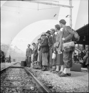 Lehrlinge warten auf Zug; 1943
