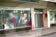Beschädigtes Securitas-Schaufenster nach 1. Mai-Feier, 1996