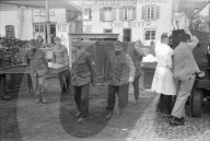WK 2: Bombenabwürfe; Soldaten als Zügelmänner, Schaffhausen 1944