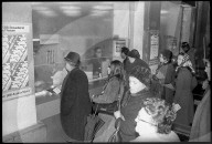Bombenanschlag im Zürcher Hauptbahnhof; Leute vor Billettschalter  1971