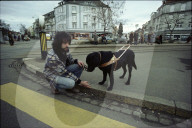 Hundeausbildner mit Blindenhund zwischen offenen Schächten 1982