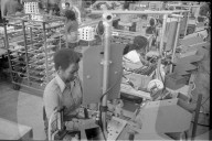 Ugandische Frau als Fabrikarbeiterin in Burgdorf 1973