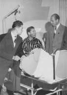 Ferdi Kübler nach Mandeloperation im Spital 1956