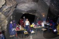 Kinder in der Hölloch-Grotte im Muotathal