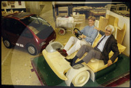 Boris und Max Horlacher in Bauteil für Elektromobil 1991