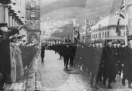 NS-Formation der "Nasjonal Samling" paradiert neben Vidkun Quisling, circa 1942