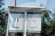 Briefkasten für Kiestransporter an der schweizerischen-französischen Grenze
