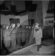 General Henri Guisan besucht Soldaten; 1943