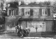 Familie mit Hab und Gut vor Haus; Symbol für Wohnungsnot