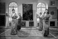 Trachtentanz bei Tibeter-Teppichausstellung, Schloss Jegenstorf 1967
