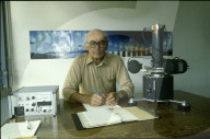 Emil Schulthess mit seiner Kameraentwicklung 1982
