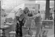 Frauen beim Flohmarkt in Zürich 1971