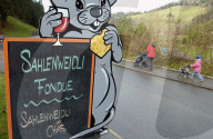 Tafel mit Inschrift Sahlenweidli Fondue, 2004