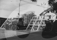 Lastwagen passiert Grenze Frankreich-Schweiz; 1944