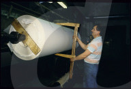 Arbeiter misst Papierrolle; Papierfabrik Bischofszell 1988