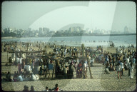 Menschen am Strand von Bombay, 1981