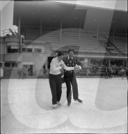 Oona Chaplin beim Eiskunstlaufen mit Nigel Brown-Rovida, 1953
