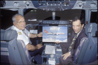 Bernard Thurnheer im MD-11 Cockpit, mit Airpoly Spiel 1992