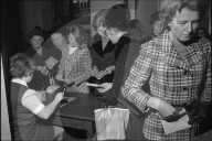 Zürcherinnen zum ersten Mal an der Wahlurne, 1969