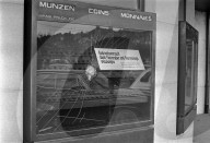 Einbruchsversuch; Beschädigtes Schaufenster der Bank Falck & CIE 1969