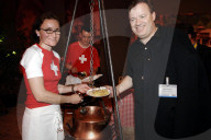 Peter Pfister (r) holt Züri-Geschnetzeltes, 2005