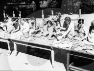Kinder sortieren Altpapier 1945
