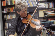 Marta Emmenegger, Geige spielen, 1988