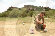 Minenspezialisti Remo Sauser markiert Minenfeld im Sudan, 2004