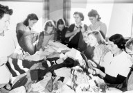 Frauen sortieren Kleider für Kriegsflüchtlinge, ca. 1943