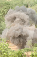 Minenspezialisti lässt ein Artilleriegeschoss explodieren, Sudan 2004