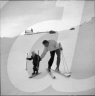 Ferdi Kübler mit Sohn beim Skifahren in Arosa 1951