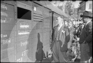 Wartende Internierte; Güterwagen der Deutschen Reichsbahn; 1945