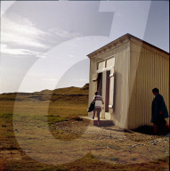 Toilettenhäuschen in der Landschaft Islands, 1960