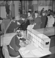 Schlange stehen für Bezug von Suppe, Lebensmittelkarte; 1945