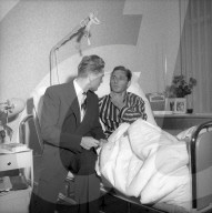Ferdi Kübler nach Mandeloperation im Spital 1955