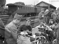 Soldaten auf Bahnsteig; Karten spielend