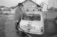 Zürich, Tankwart reinigt Heckscheibe; 1970