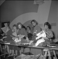 Freiwillige sortieren Kleidung für Soforthilfe in Ungarn, Bern 1956