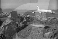 Soldat in Beobachtungsgraben, Flughafen Zürich 1970