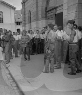 Frisch einberufene Rekruten werden eingekleidet; 1940