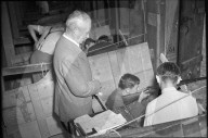 General Guisan besucht das Zürcher Knabenschiessen 1947