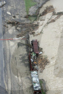 Hochwasser Schweiz 2005: Fluss und gekippter Güterwagen bei Littau