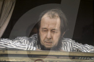 Alexander Solschenizyn bei seiner Ankunft im Zürcher Hauptbahnhof 1974