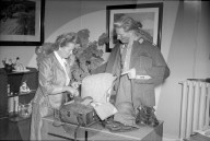 Mobilmachungs-Reportage 1947: Der Einberufene packt mit der Mutter/Frau den Koffer