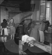 Flüchtlinge; Frauen arbeiten in der Wäscherei; 1945