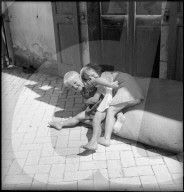 Flüchtlinge; Kinder spielen im Freien; 1945