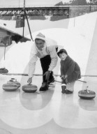 Ferdi Kübler mit Sohn André beim Curling spielen